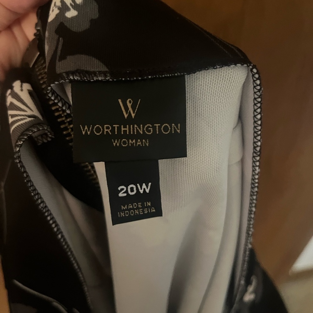 Worthington Woman pencil skirt 20W Black with white floral print. Zip Back.